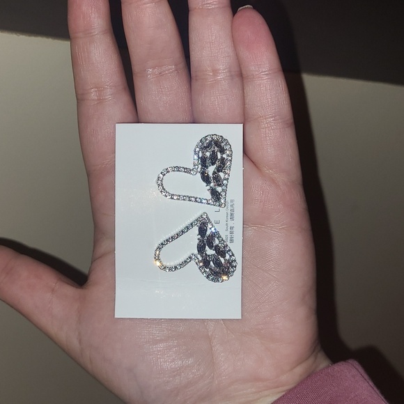 Glamourous Heart Earrings ✨️❤️ - Picture 5 of 10